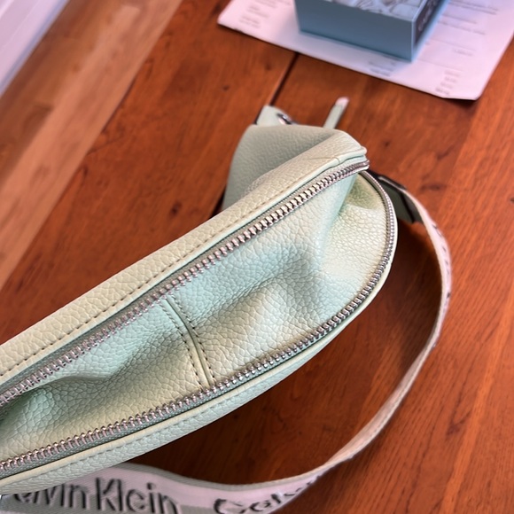 Calvin Klein shoulder bag with adjustable strap. Silver accents. - Picture 5 of 7